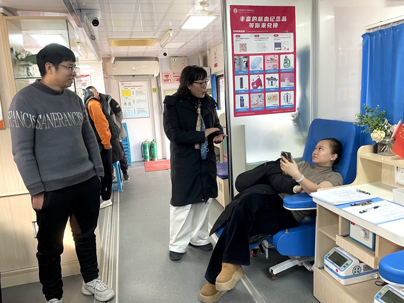 迎新春送祝福  情暖寒冬共欢颜