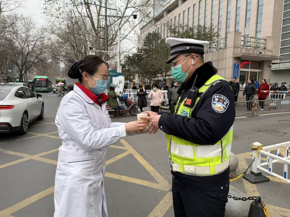 中心团委开展学雷锋志愿服务活动