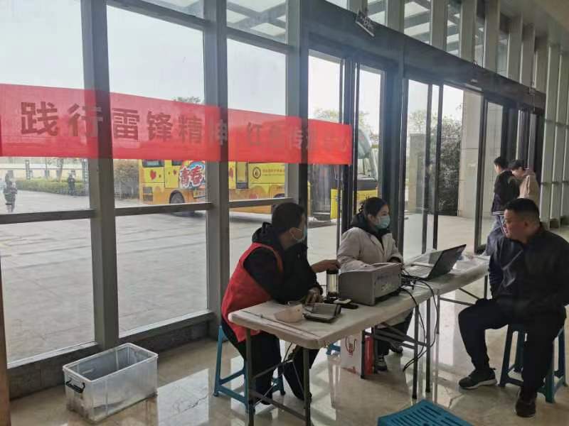 践行雷锋精神，红色传递爱心