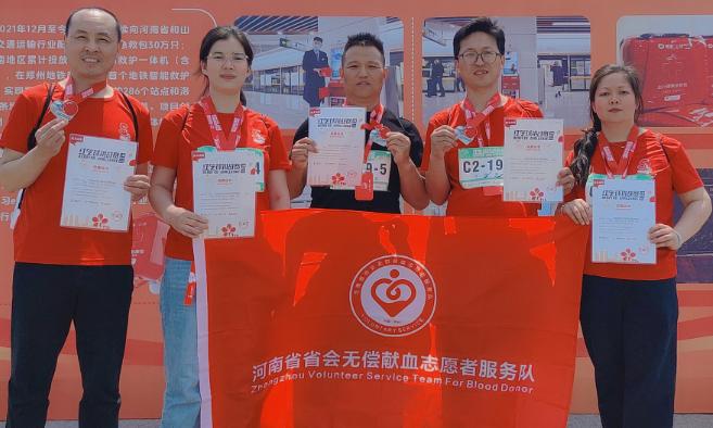 城市漫步学急救，无偿献血携手行