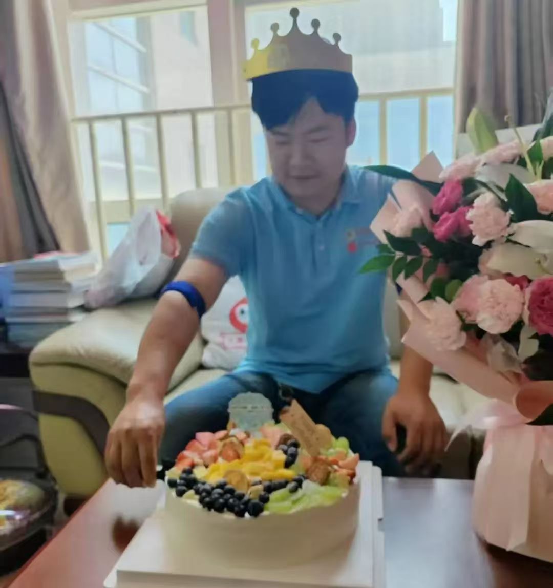 在生日的烛光中,他选择点亮他人的生命