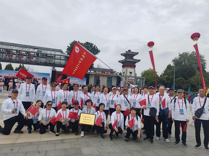 铭记历史，健步向未来