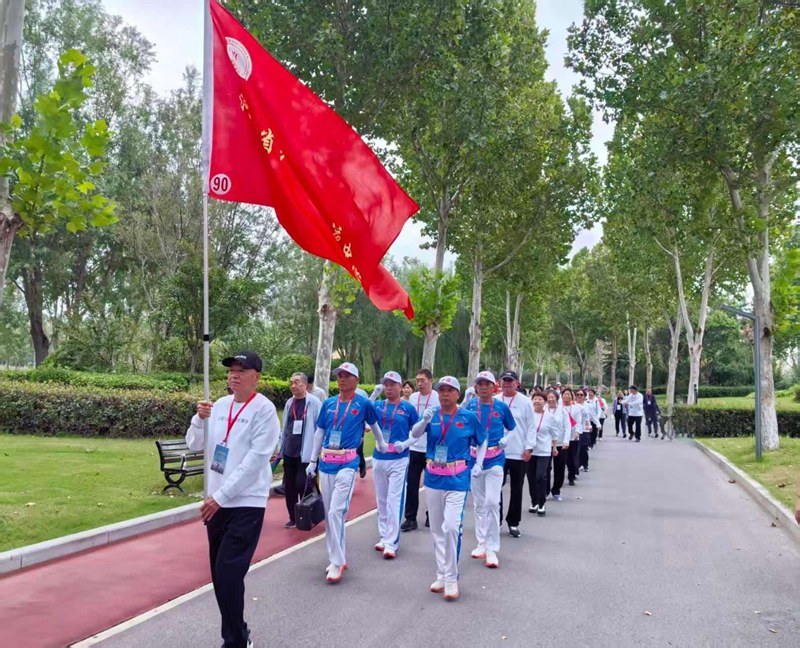 铭记历史，健步向未来