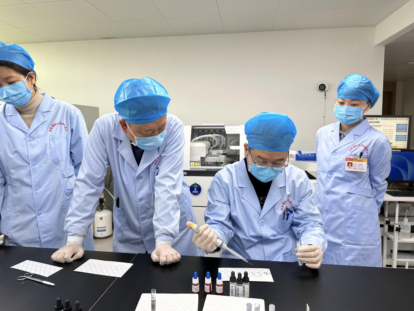 党建引领练精兵 严把血液质量关