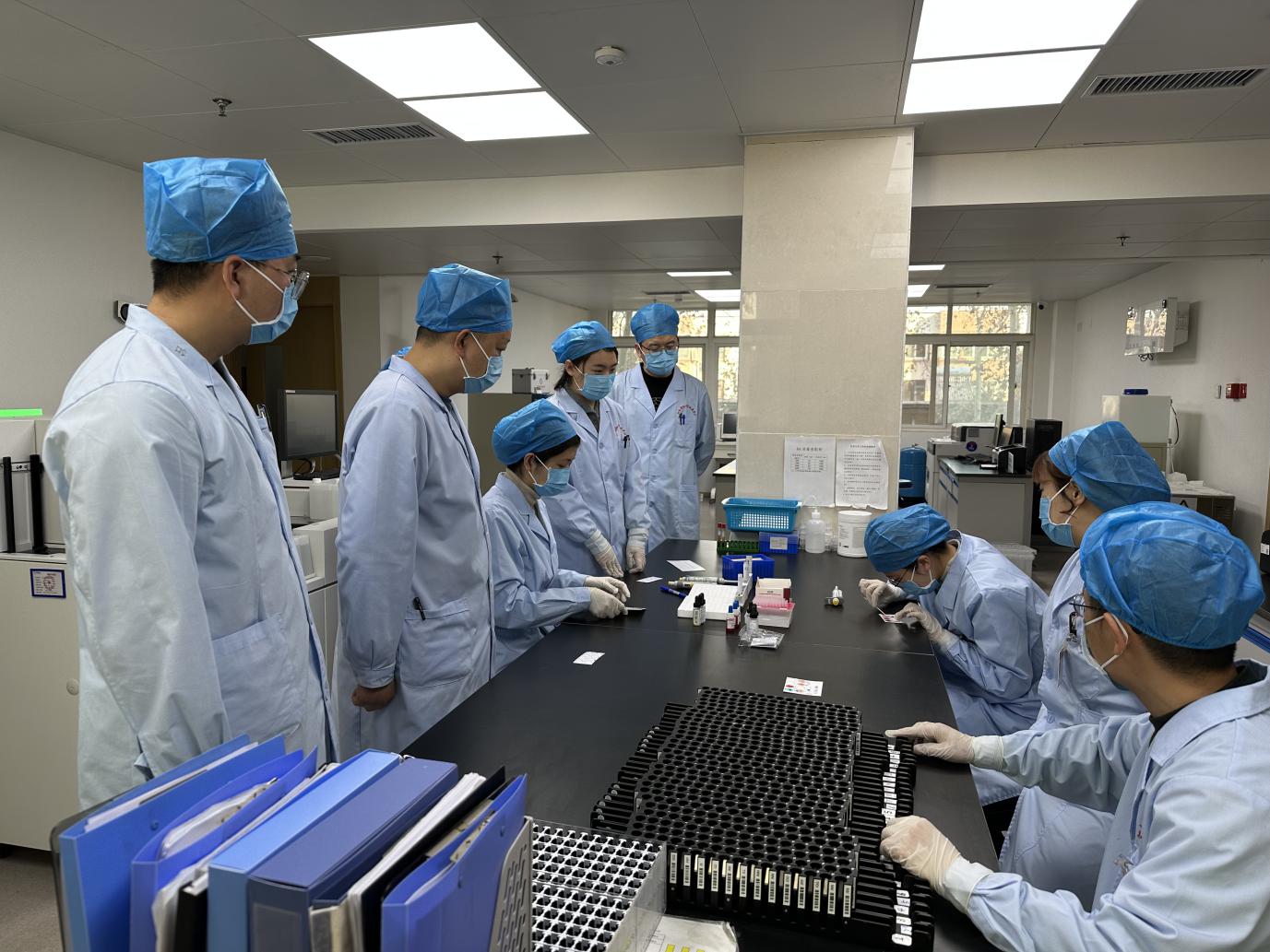 党建引领练精兵 严把血液质量关