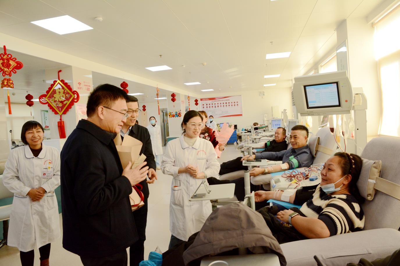 省卫生健康委副主任路修德一行莅临省血液中心调研春节期间血液保障工作 并慰问无偿献血者和一线工作人员
