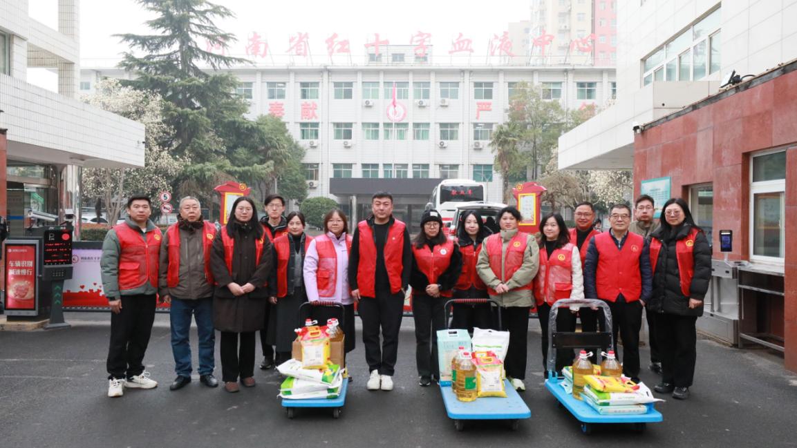 学雷锋 我行动 真情服务暖人心