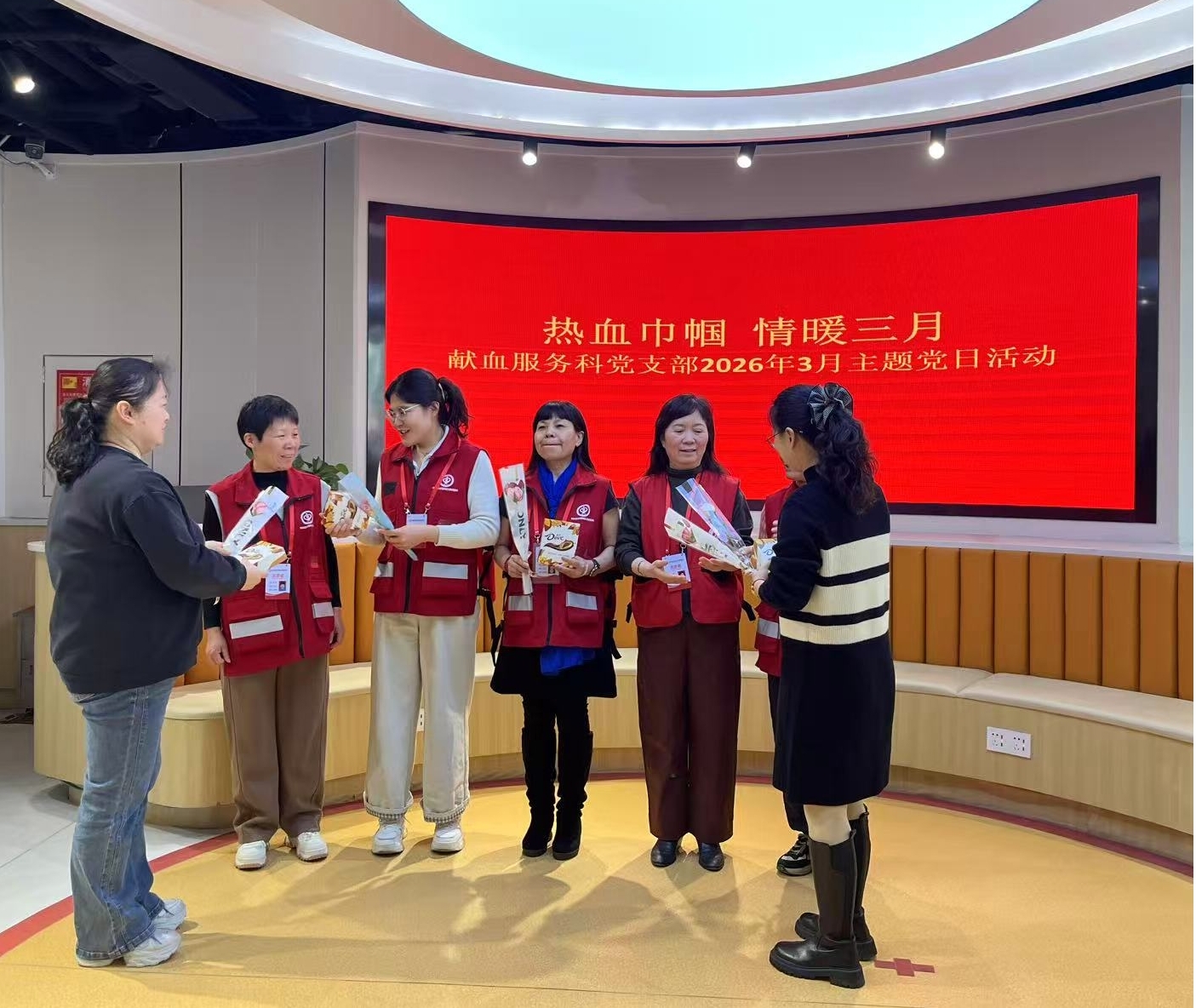 “热血巾帼·情暖三月”