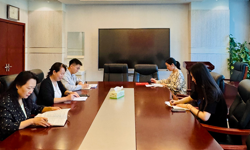 以正反典型案例为镜，打造忠诚干部担当政治品格