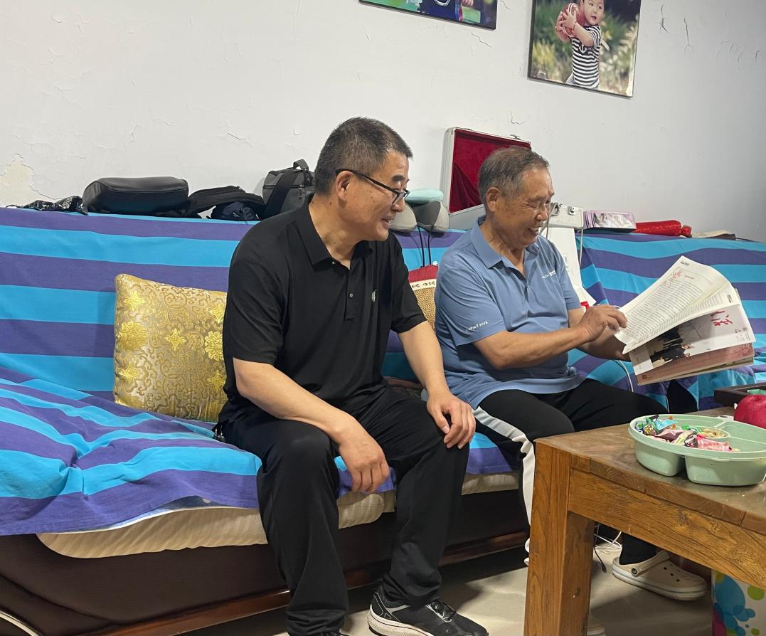 离退休党总支开展 “七一”前夕走访慰问老党员活动