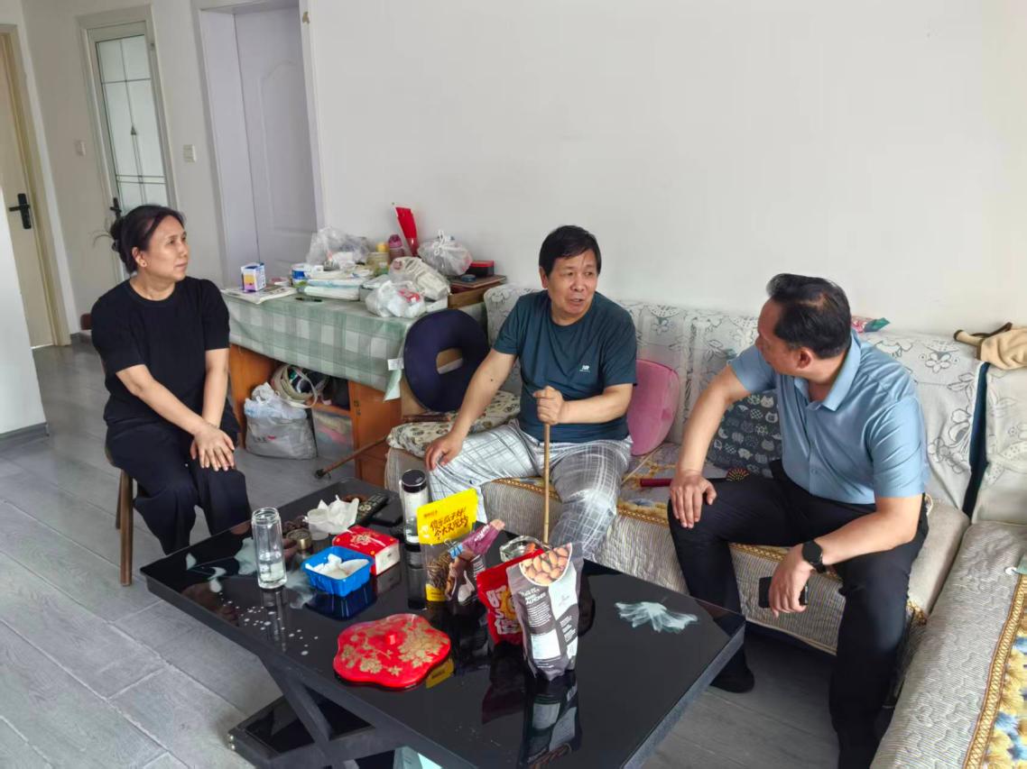 离退休党总支开展 “七一”前夕走访慰问老党员活动
