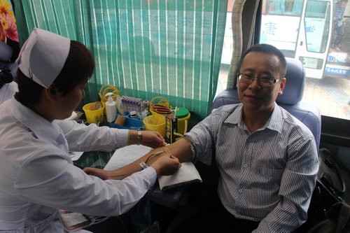 海南省卫生厅举办海南省卫生志愿者总队授旗仪式暨卫生系统学雷锋无偿献血活动