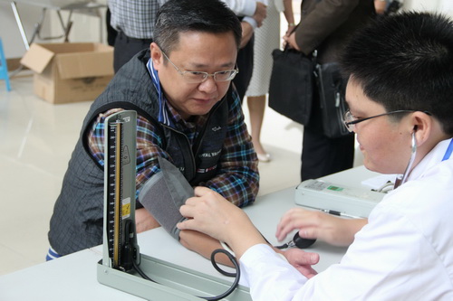 海南省卫生厅举办海南省卫生志愿者总队授旗仪式暨卫生系统学雷锋无偿献血活动