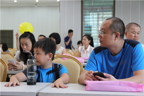 海南省血液中心联合凤凰网海南频道举办“‘爸爸妈妈去哪儿’ 大手牵小手探秘血液世界”网友会活动