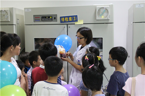 海南省血液中心联合凤凰网海南频道举办“‘爸爸妈妈去哪儿’ 大手牵小手探秘血液世界”网友会活动
