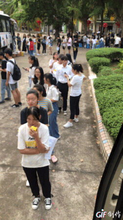 我伙呆！周末，校园里惊现学生排队大场面……