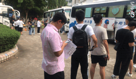 我伙呆！周末，校园里惊现学生排队大场面……