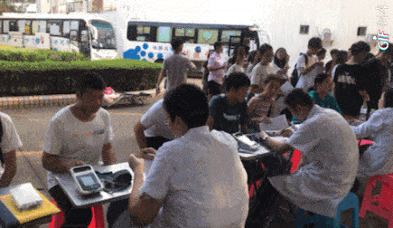 我伙呆！周末，校园里惊现学生排队大场面……
