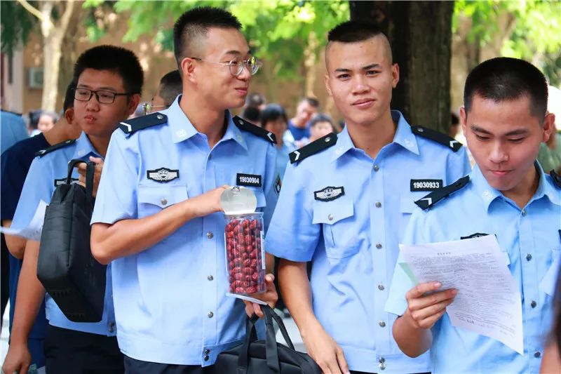 想不到，本次事件居然出动数百名“警力”