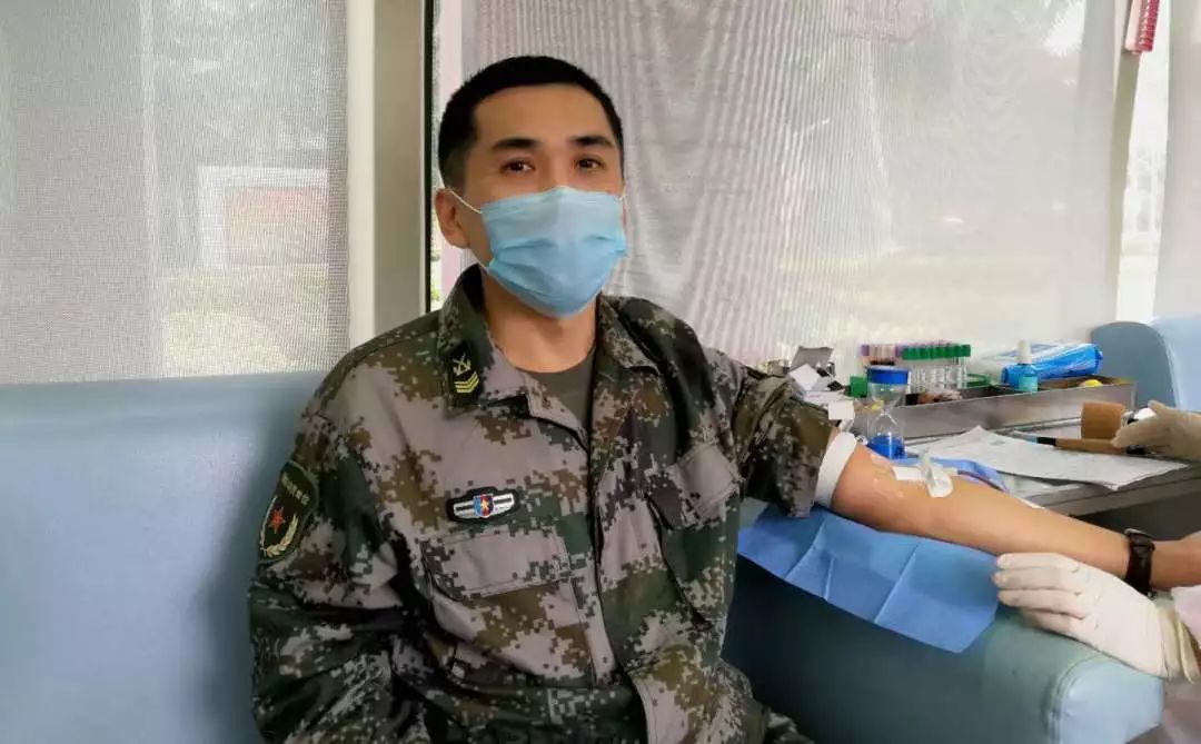 身披戎装献热血  战“疫”救人勇当先——海南军区组织开展无偿献血活动
