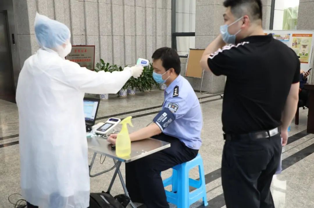同风雨、共战疫——海南省人民检察院第二分院组织开展无偿献血活动