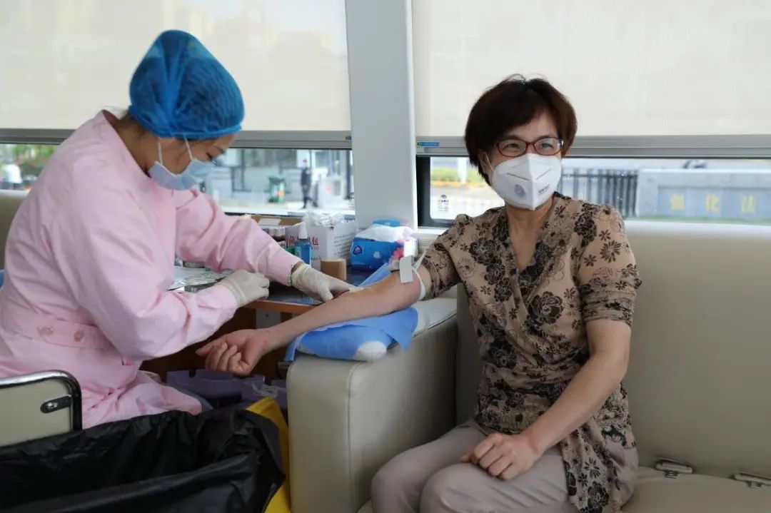 同风雨、共战疫——海南省人民检察院第二分院组织开展无偿献血活动