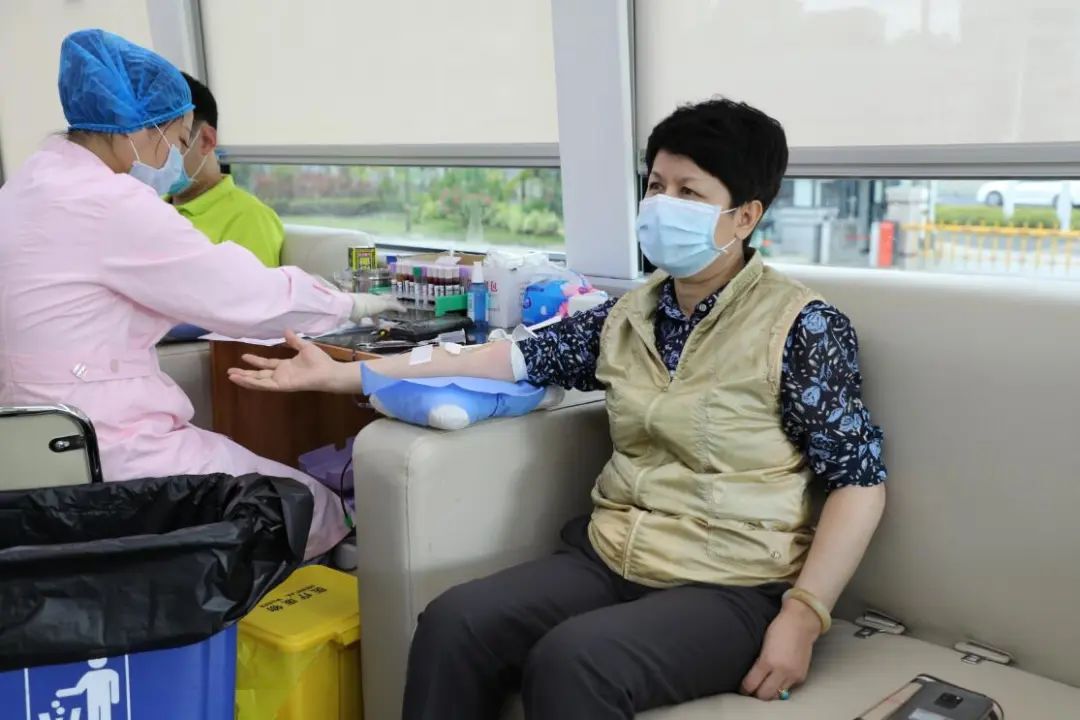 同风雨、共战疫——海南省人民检察院第二分院组织开展无偿献血活动