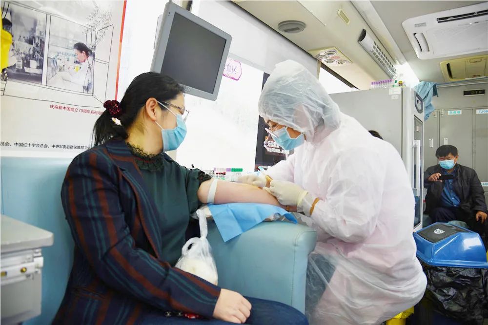 “抗击疫情 为爱逆行”——海南省高级人民法院开展无偿献血活动
