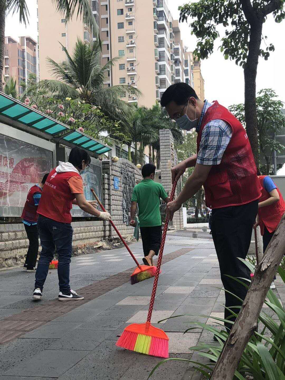 省血液中心开展“四爱”环境卫生大扫除活动