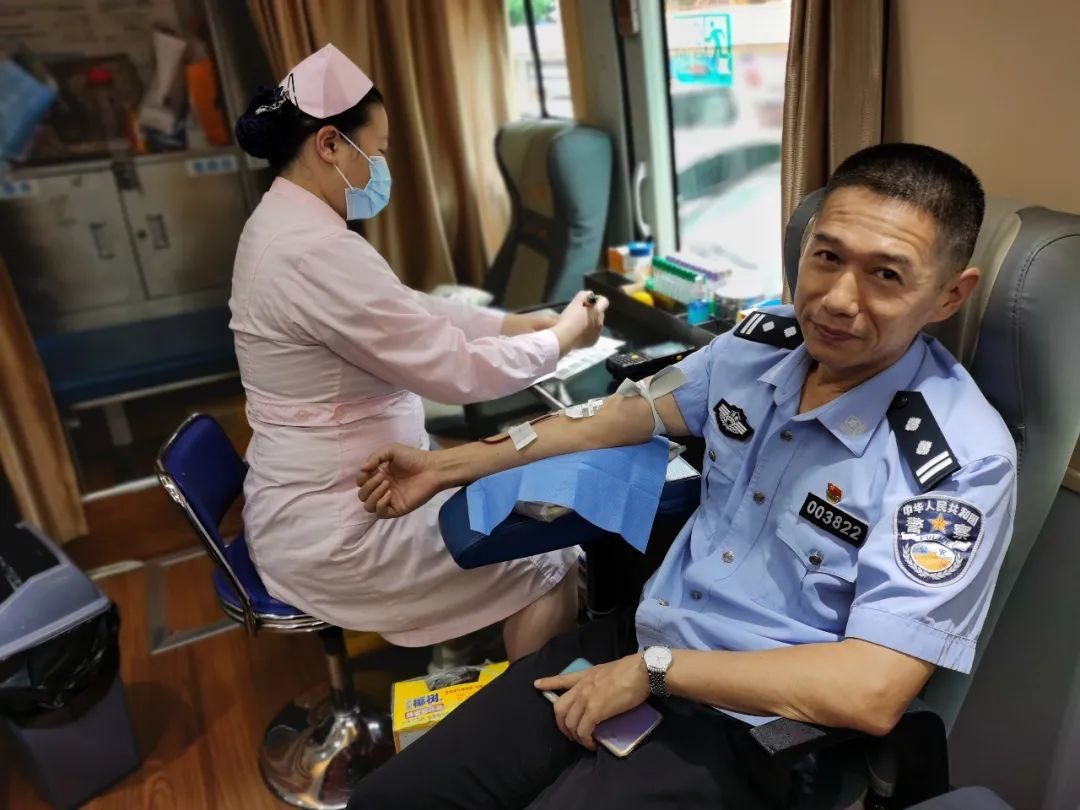 忠诚为民献爱心 滴滴热血铸警魂  ——海南省公安系统组织开展无偿献血活动