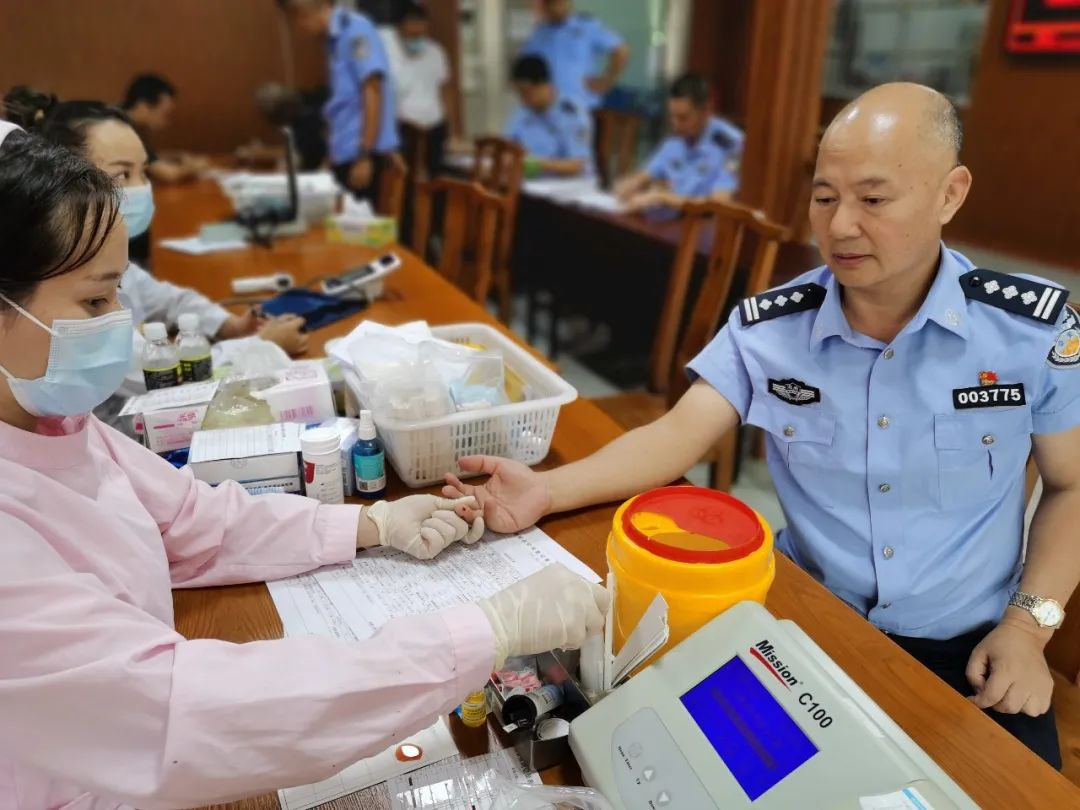 忠诚为民献爱心 滴滴热血铸警魂  ——海南省公安系统组织开展无偿献血活动