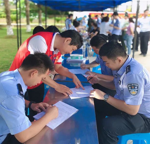 忠诚为民献爱心 滴滴热血铸警魂  ——海南省公安系统组织开展无偿献血活动
