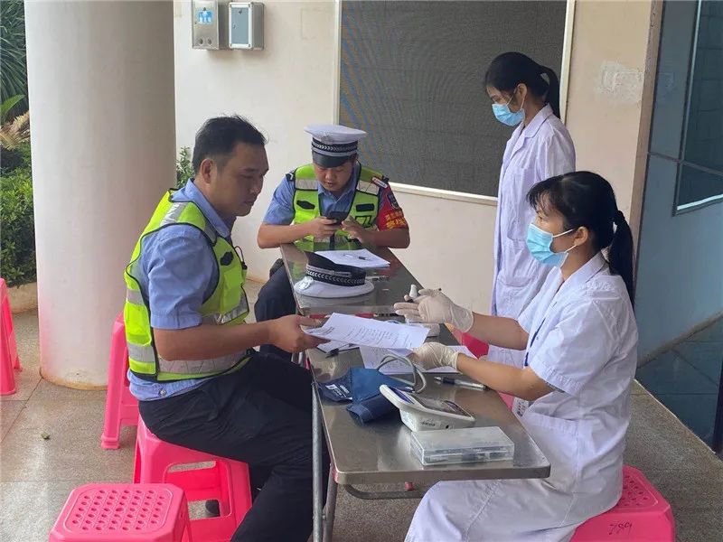 忠诚为民献爱心 滴滴热血铸警魂  ——海南省公安系统组织开展无偿献血活动
