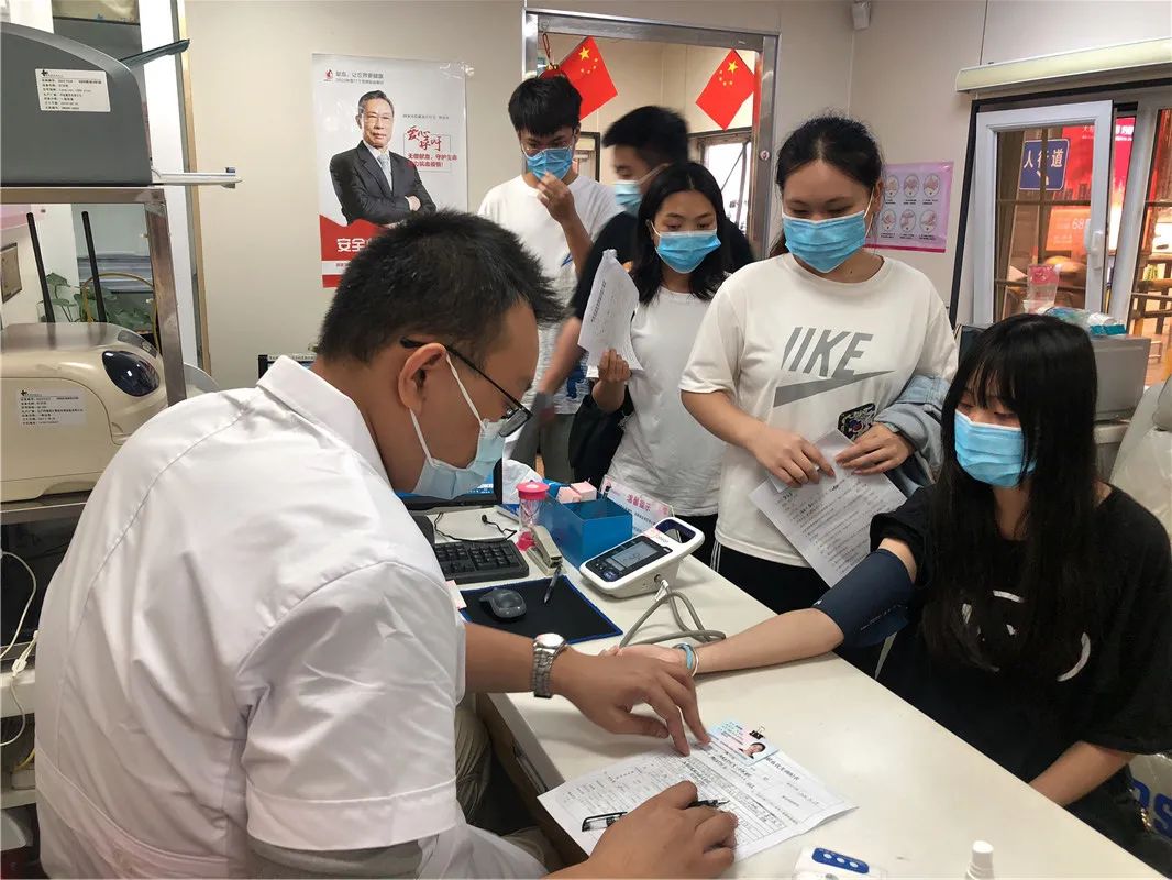 热血救助生命 爱心汇聚力量——海经贸学子献血救同窗