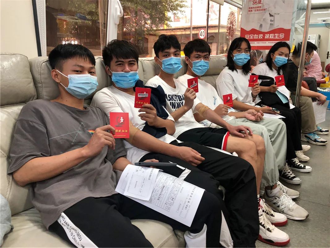 热血救助生命 爱心汇聚力量——海经贸学子献血救同窗