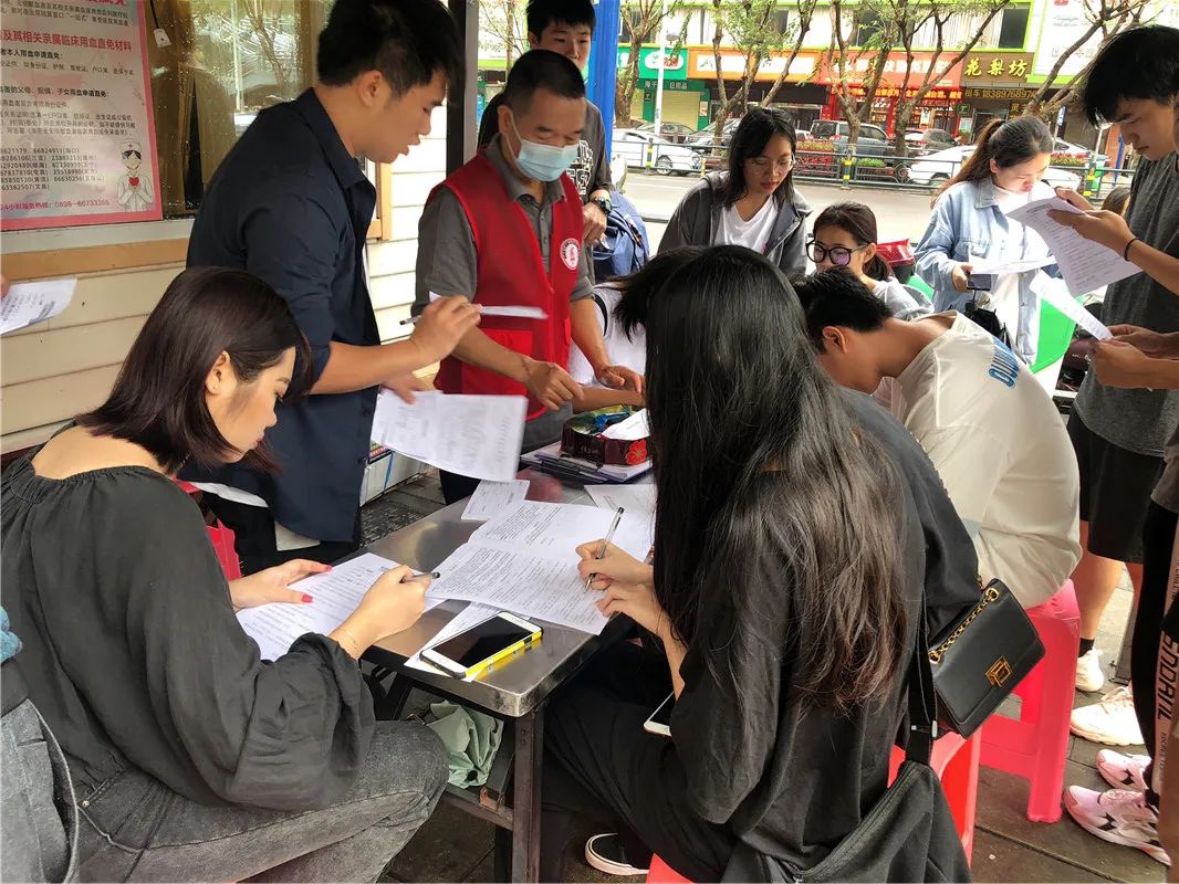 热血救助生命 爱心汇聚力量——海经贸学子献血救同窗