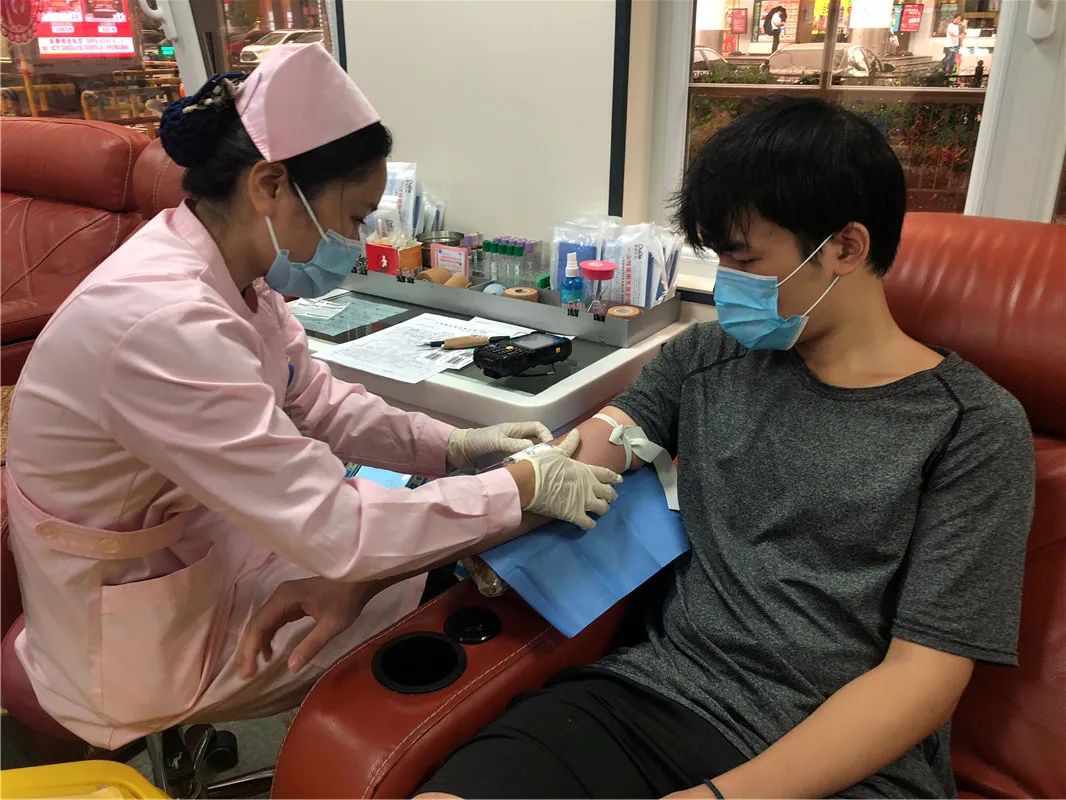 热血救助生命 爱心汇聚力量——海经贸学子献血救同窗