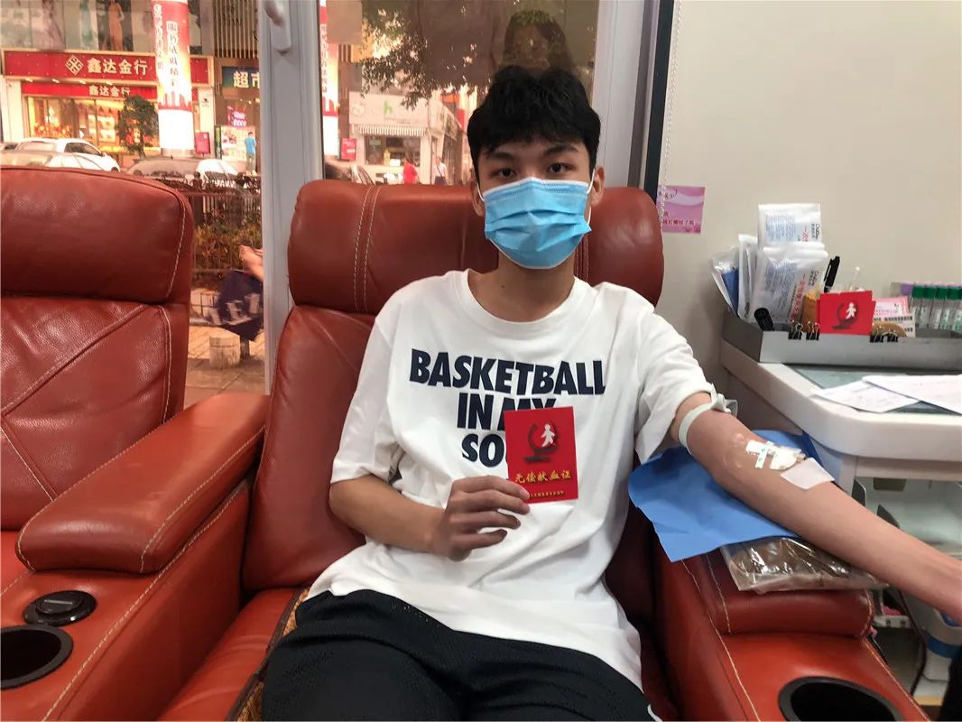 热血救助生命 爱心汇聚力量——海经贸学子献血救同窗