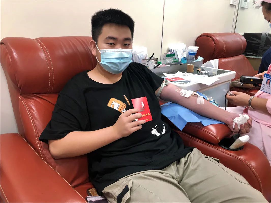 热血救助生命 爱心汇聚力量——海经贸学子献血救同窗