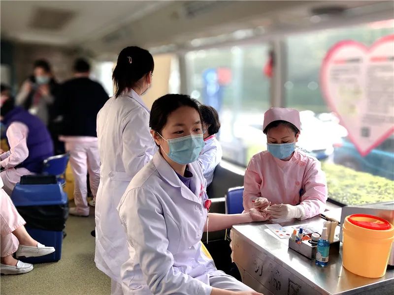 用爱心守护生命的摇篮——海南现代妇婴医院开展无偿献血活动