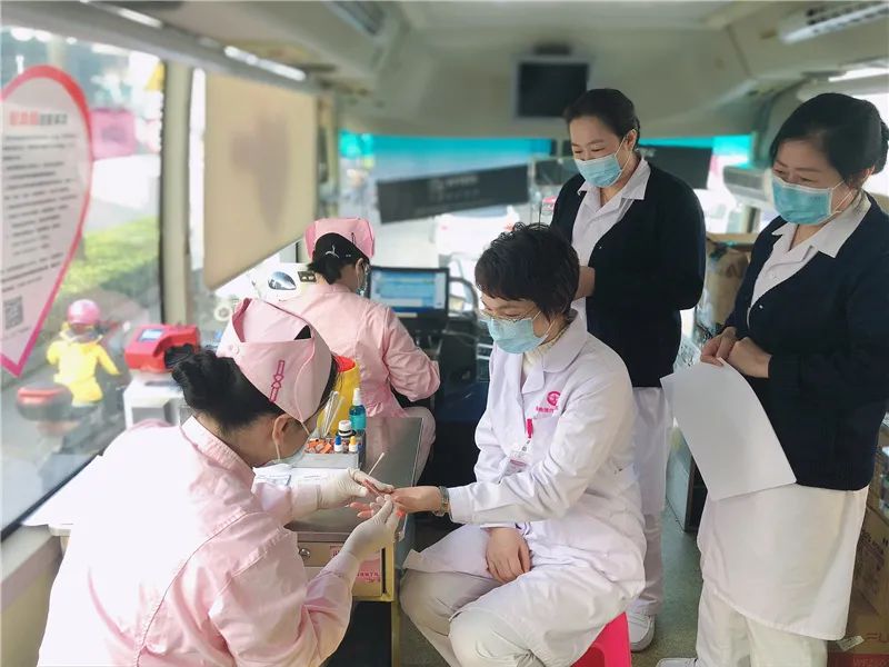 用爱心守护生命的摇篮——海南现代妇婴医院开展无偿献血活动