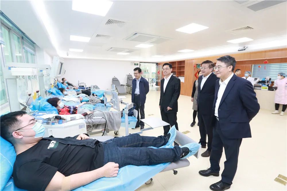 海南省卫生健康委员会主任周长强大年初一慰问广大无偿献血工作者并致以节日的祝福