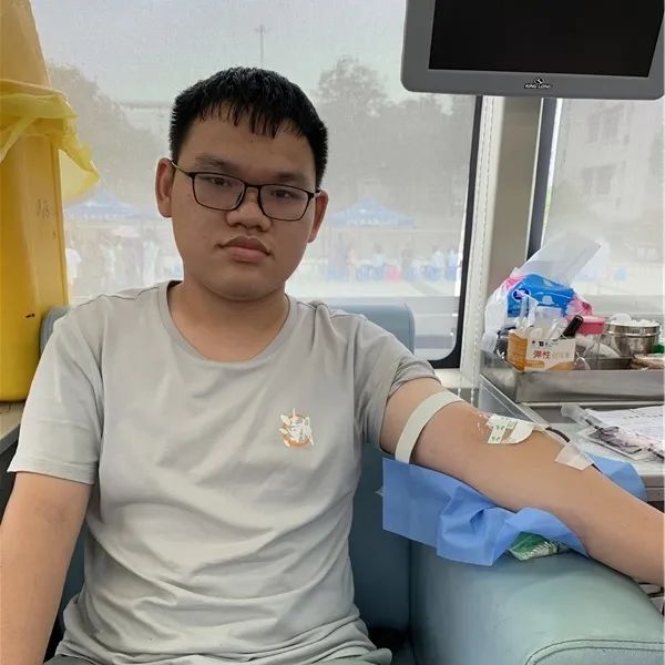 热血奉献 青春飞扬