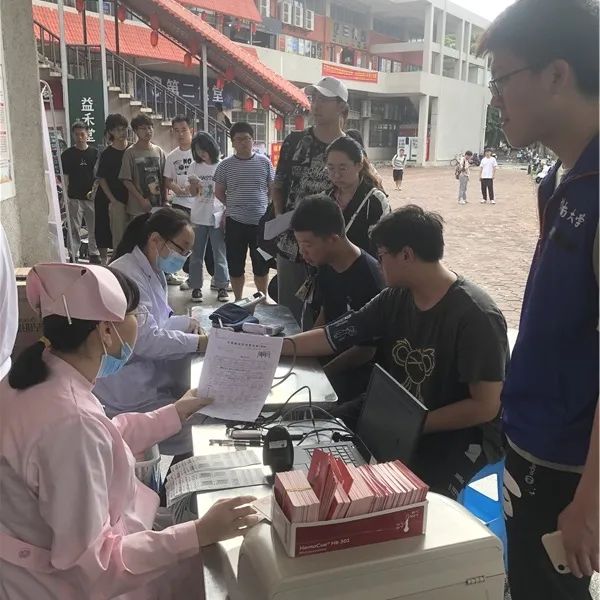 热血奉献 青春飞扬