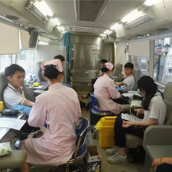 热血奉献 青春飞扬