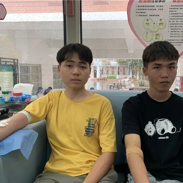 热血奉献 青春飞扬