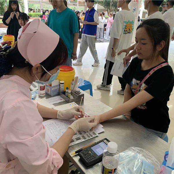 热血奉献 青春飞扬