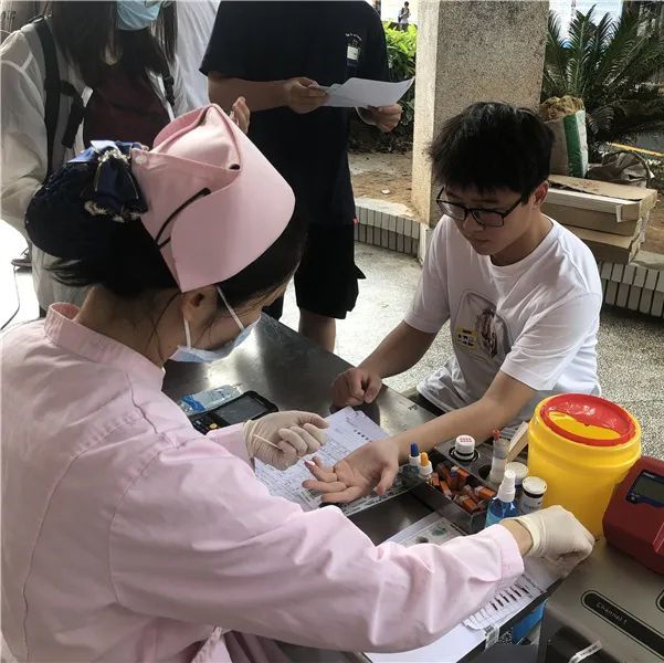 热血奉献 青春飞扬