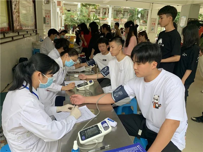 热血奉献 青春飞扬