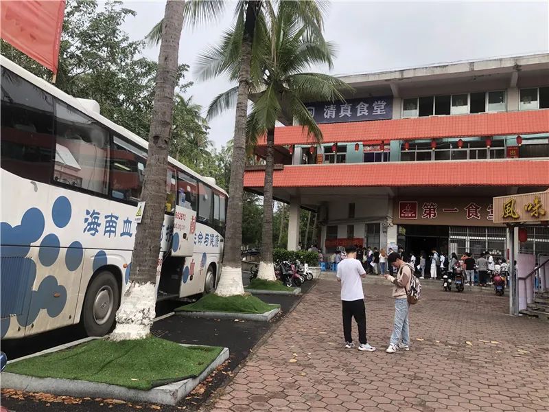 热血奉献 青春飞扬